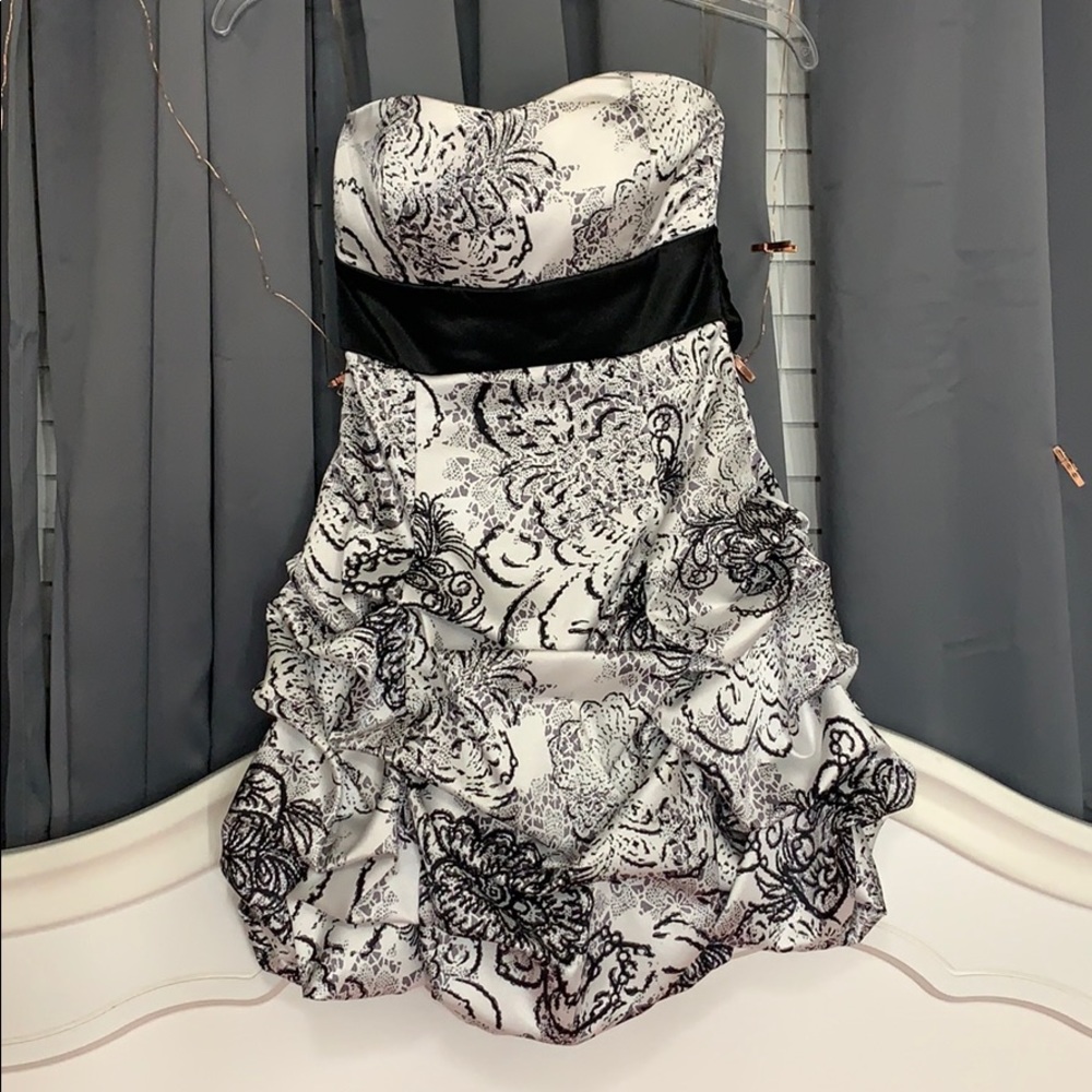 Ruby rox Strapless formal short dress w/ r…